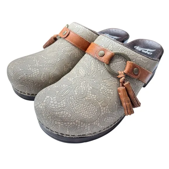 Dansko Shandi Clogs Womens SZ EU 40 US 9 / 9.5 Slip-On Leather Taupe Lace Tassel