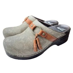 Dansko Shandi Clogs Womens SZ EU 40 US 9 / 9.5 Slip-On Leather Taupe Lace Tassel