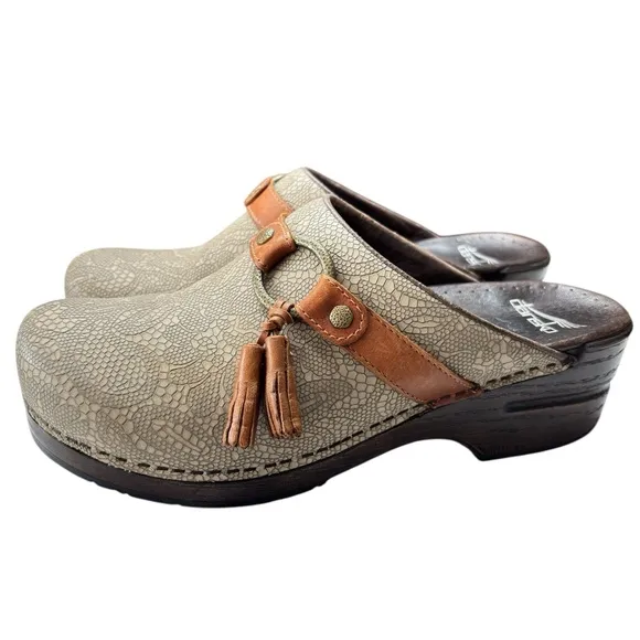 Dansko Shandi Clogs Womens SZ EU 40 US 9 / 9.5 Slip-On Leather Taupe Lace Tassel