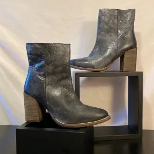 Diba True  charcoal leather side zip ankle boots size 7.5-Brand new!!