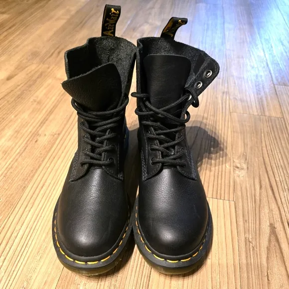 DocMartens Black Leather 1460 Pascal Lace-Up Boots Size 6