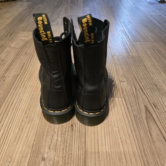 DocMartens Black Leather 1460 Pascal Lace-Up Boots Size 6