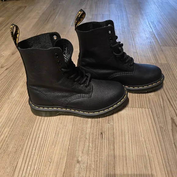 DocMartens Black Leather 1460 Pascal Lace-Up Boots Size 6