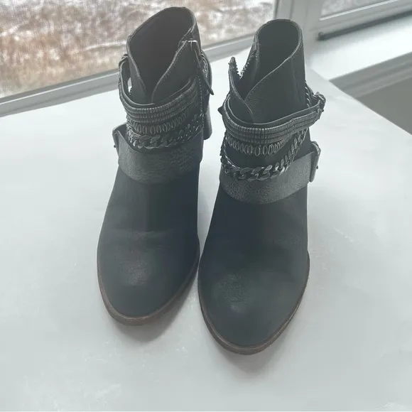 Dolce Vita Yazmin leather embellished ankle bootie size 9
