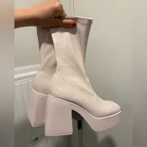 DOLLS KILL WINDSOR SMITH STACKED BADDEST WHITE “LEATHER” PLATFORM BOOTS Sz 8