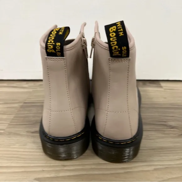 Dr. “Doc” Martens 8 Eyelet Zip Up Leather Boots Taupe Women’s Size 5 25634 NWOB