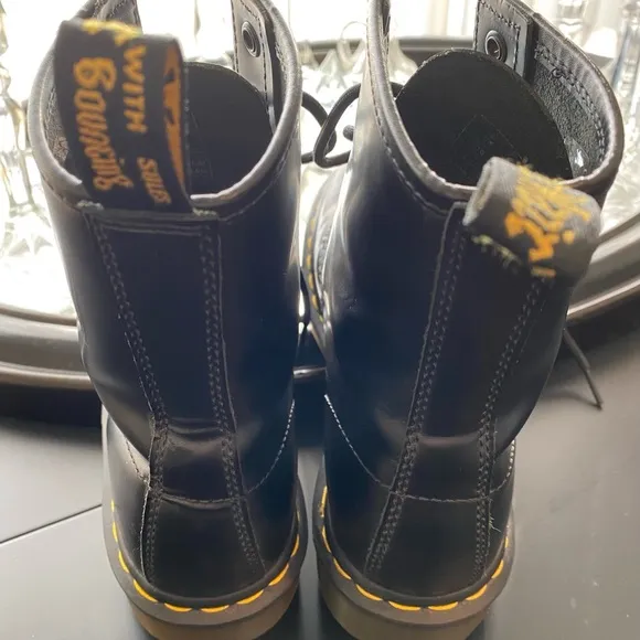 Dr. Martens 1460 Black Lace Up leather Boots - like NEW, Excellent Condition!