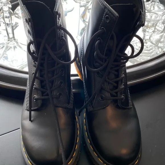 Dr. Martens 1460 Black Lace Up leather Boots - like NEW, Excellent Condition!