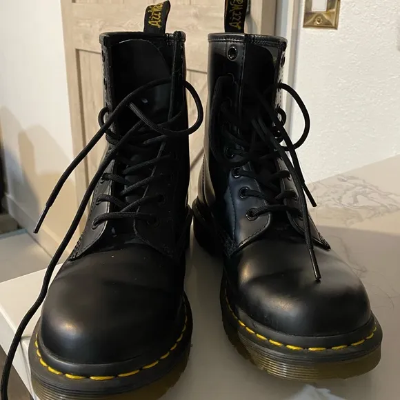 Dr. Martens 1460 Black Lace Up leather Boots - like NEW, Excellent Condition!