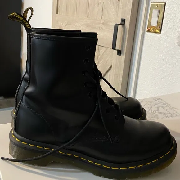 Dr. Martens 1460 Black Lace Up leather Boots - like NEW, Excellent Condition!