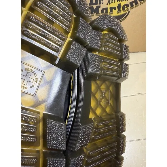 Dr Martens Air Wair boots combs leather New In Box Size 10