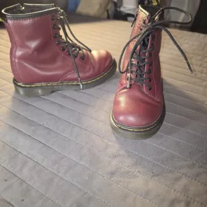 Dr. Martens Delaney Combat Boots Youth Unisex 11 Maroon Leather Side Zip GUC