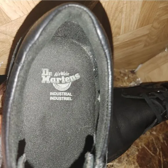 Dr Martens men's Airwair black leather fashion shoes size 10.   562