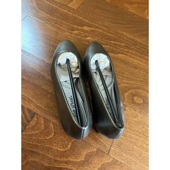 Easy Street 9 M Fabulous Round Toe Pumps Pewter Gray Closed Toe Heels NEW