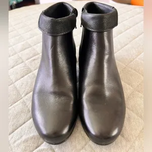 ECCO Size 40 US 9/9.5 Sculptured Fold Over Black Leather Ankle Boots Worn 1x
