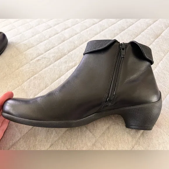 ECCO Size 40 US 9/9.5 Sculptured Fold Over Black Leather Ankle Boots Worn 1x
