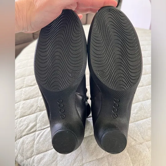 ECCO Size 40 US 9/9.5 Sculptured Fold Over Black Leather Ankle Boots Worn 1x