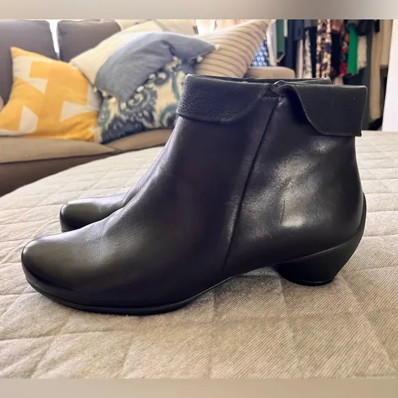 ECCO Size 40 US 9/9.5 Sculptured Fold Over Black Leather Ankle Boots Worn 1x