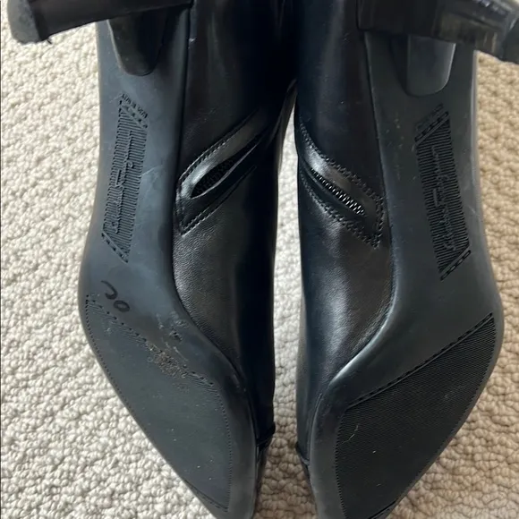 Elegant Black Leather Salvatore Ferragamo booties