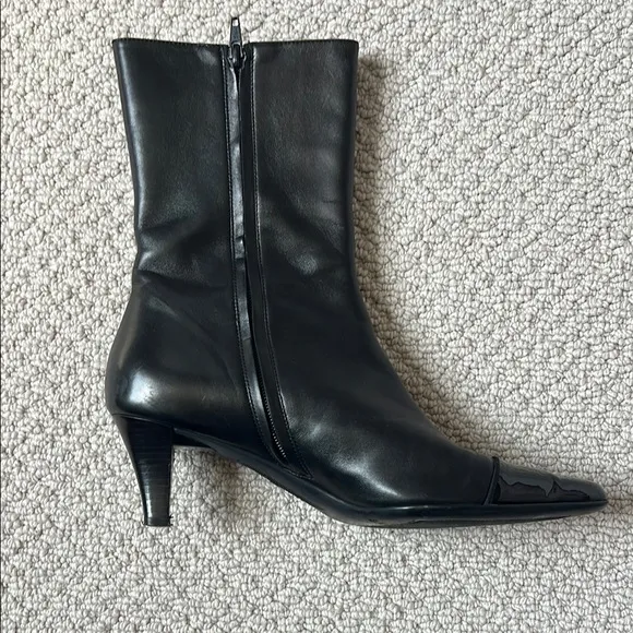 Elegant Black Leather Salvatore Ferragamo booties