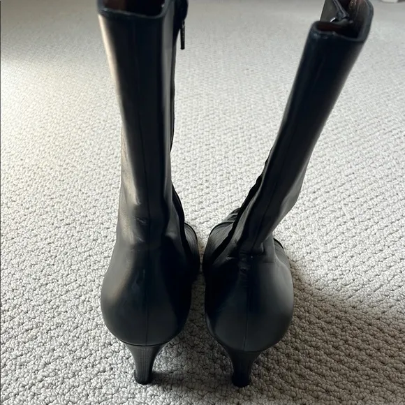 Elegant Black Leather Salvatore Ferragamo booties