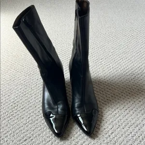 Elegant Black Leather Salvatore Ferragamo booties
