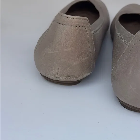 Elegant Women's Gray Flats
