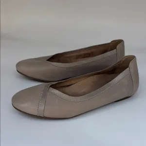 Elegant Women's Gray Flats