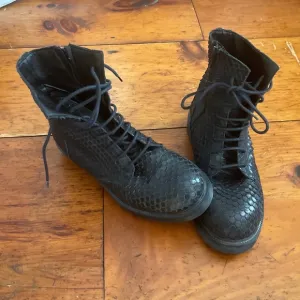 Elisa Viviani custom made in Italy snakeskin lace up side zip boot size 37