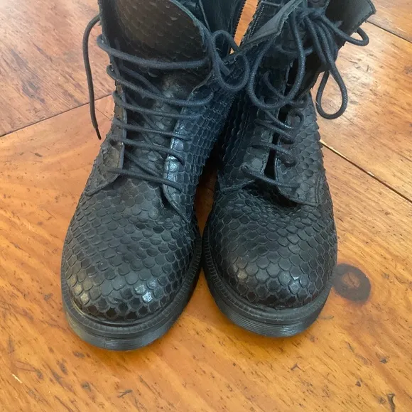 Elisa Viviani custom made in Italy snakeskin lace up side zip boot size 37