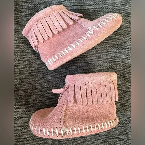 EUC MINNETONKA Fringe Velcro Boots