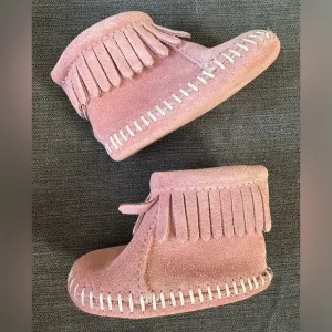 EUC MINNETONKA Fringe Velcro Boots