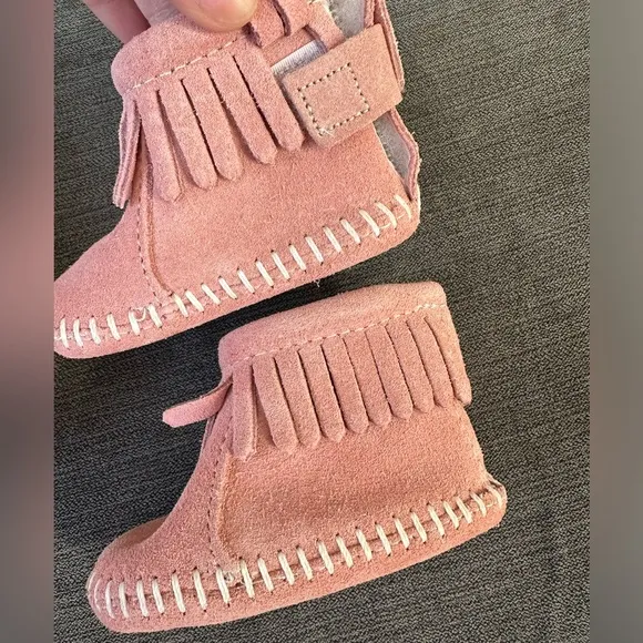 EUC MINNETONKA Fringe Velcro Boots