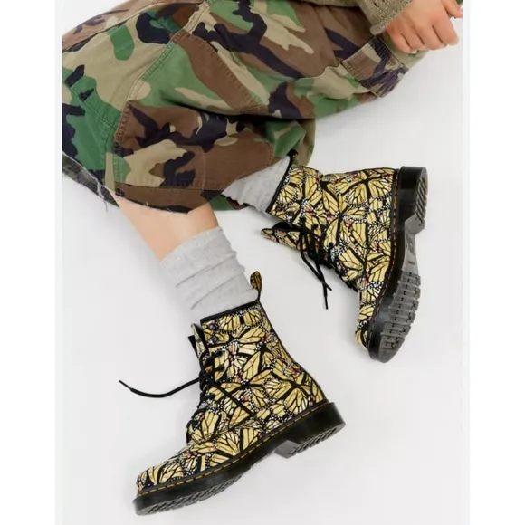 FREE PEOPLE  Dr. Martens 1460 Butterfly Lace Up Boots Size 6