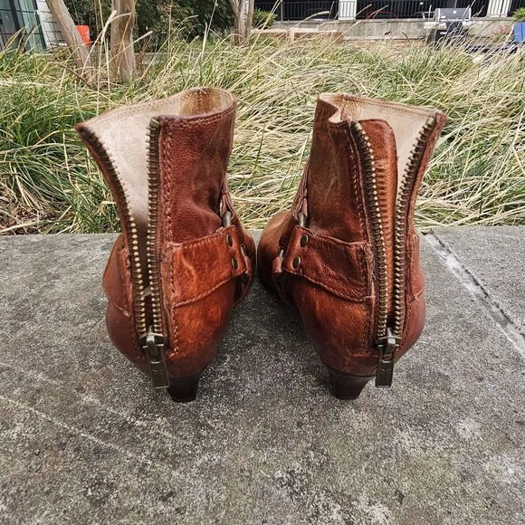 Frye 11 Steffi Harness Bootie Leather Brass Brown Congac Zip Kitten Heel Almond