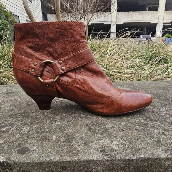 Frye 11 Steffi Harness Bootie Leather Brass Brown Congac Zip Kitten Heel Almond