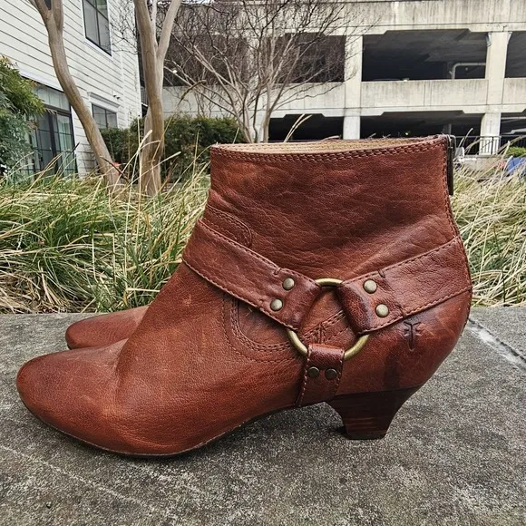 Frye 11 Steffi Harness Bootie Leather Brass Brown Congac Zip Kitten Heel Almond