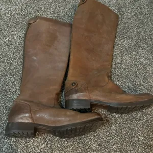 FRYE Melissa button back zip up boots