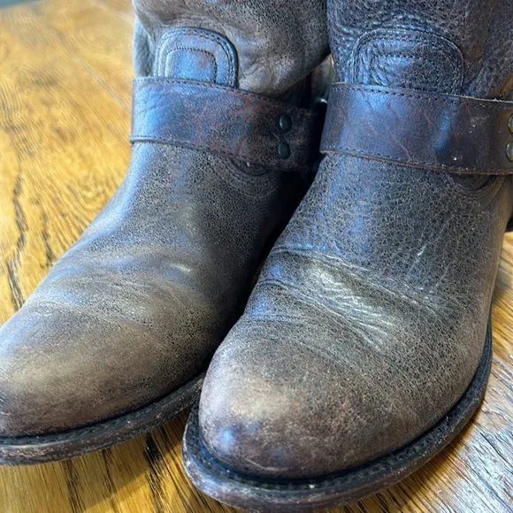 Frye Wyatt Harness distressed leather boots.  Size 7 Medium. Brown.
