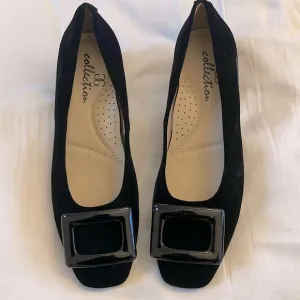 GG COLLECTION BLACK VELVET BALLET FLATS WITH SQUARE BLACK DETAIL.  NEW I…