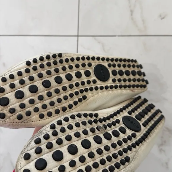 Gucci White Leather Loafers with Sleek Slip-On Design