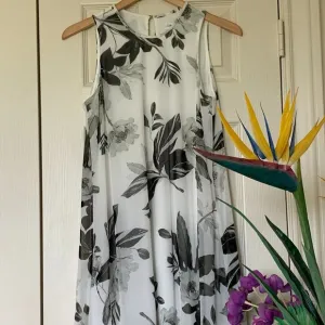 🎉HP🎉 Calvin Klein Sz 6 Women Grey &amp; White Floral Tropical Sleeveless Dress EUC