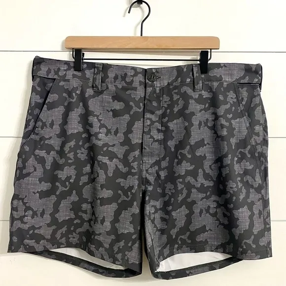 HUK Performance Pursuit Running Lakes Gray Camo Fishing 6&quot; Shorts Men's Size XXL