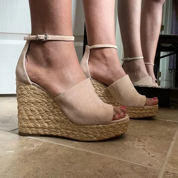 Jessica Simpson Women's SUELLA Sandal SAND DUNE SUEDE Platform Ankle Strap Wedge