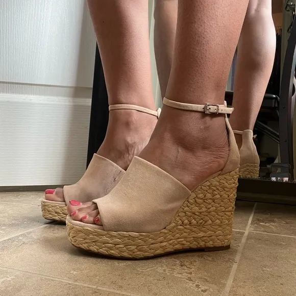 Jessica Simpson Women's SUELLA Sandal SAND DUNE SUEDE Platform Ankle Strap Wedge