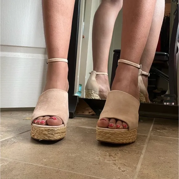 Jessica Simpson Women's SUELLA Sandal SAND DUNE SUEDE Platform Ankle Strap Wedge
