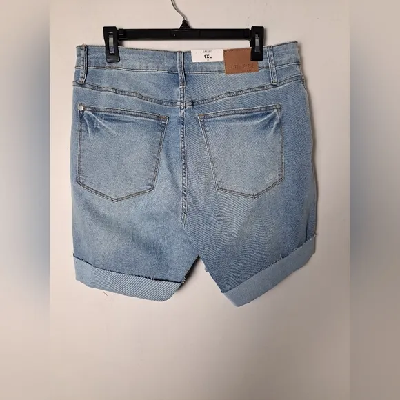 Judy Blue Shorts Moisture Wicking Cooling Tech Hi Rise Light Wash Cuff Sz 1x New
