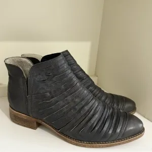 Kanna Women’s Sz: 39 Black Side Zip Block Heel Sliced Leather Ankle Bootie
