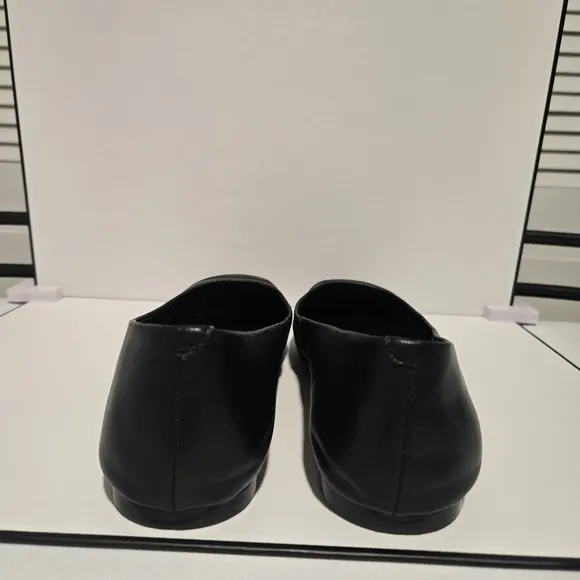 Karl Lagerfeld Black Cap-Toe Flats – Elegant and Timeless