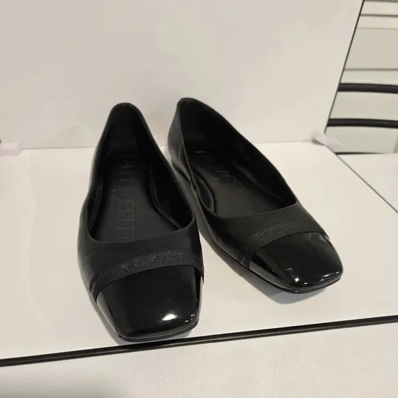 Karl Lagerfeld Black Cap-Toe Flats – Elegant and Timeless